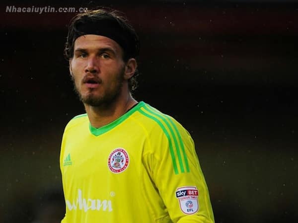 Cầu thủ Simon Bloch Jorgensen với chiều cao 2m05