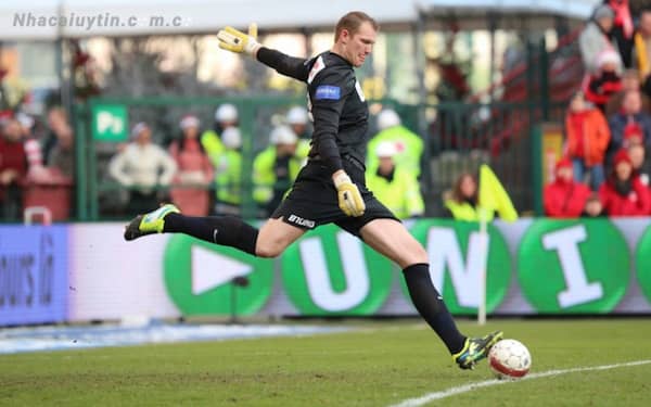 Cầu thủ Kristof Van Hout với chiều cao 2m09