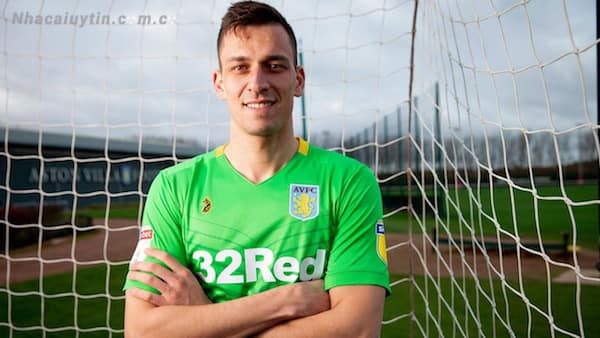 Cầu thủ Lovre Kalinic với chiều cao 2m01