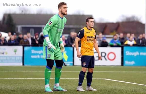 Cầu thủ Tonny Brogaard với chiều cao 2m04