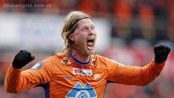 Cầu thủ Tor Hogne Aaroy với chiều cao 2m03