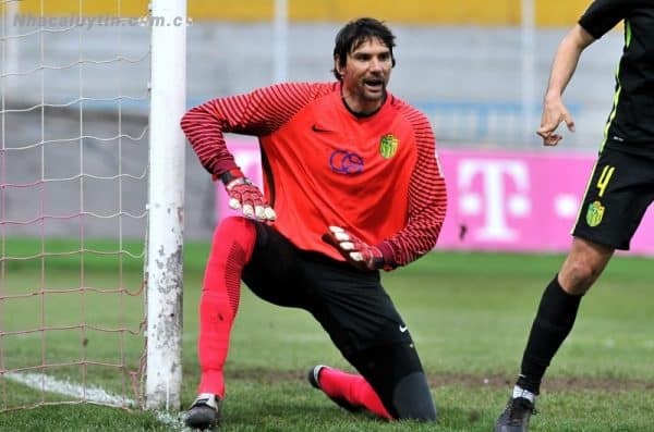 Cầu thủ Vanja Ivesa với chiều cao lên đến 2m05