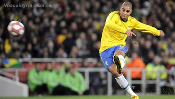 Cầu thủ bóng đá Adriano với vận tốc 144 km/h