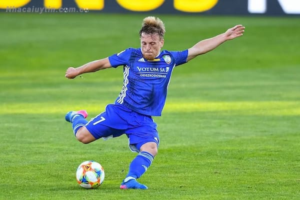 Cầu thủ Marcin Garuch với chiều cao 1m54