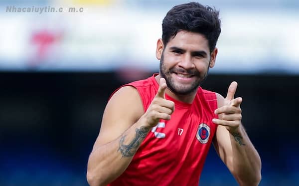 Cầu thủ bóng đá Daniel Villalba với chiều cao 1m54