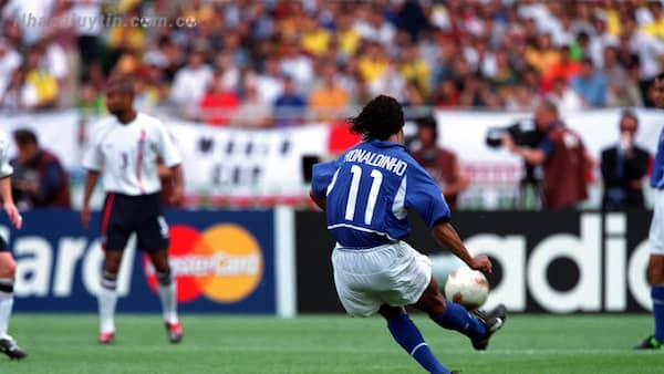 Cầu thủ Ronaldinho đang sở hữu 66 bàn thắng từ việc đá phạt