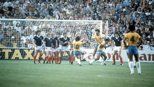 Zico là cầu thủ xuất sắc cho những pha bóng đá phạt