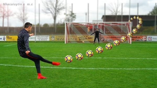 Sút bóng xoáy má trong không yêu cầu sử dụng quá nhiều lực