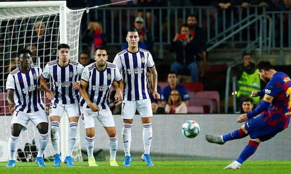 Tình huống sút bóng xoáy qua hàng rào đối phương