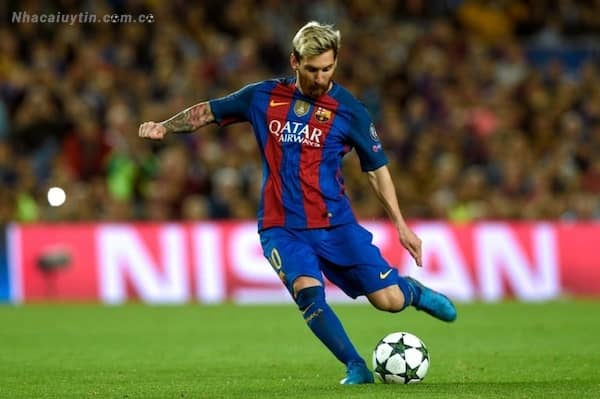 Phương pháp sút bóng xoáy má ngoài nhưng điểm tiếp xúc bóng lại là ở má trong