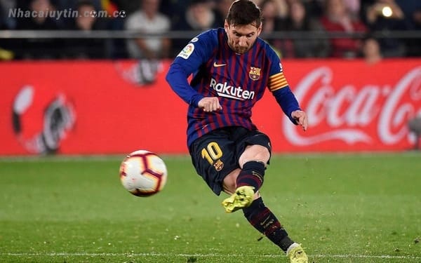 Messi cũng là người thực hiện thành công quả đá này