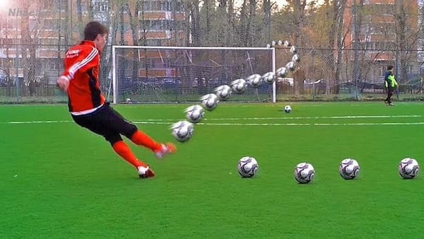 Kỹ thuật Knuckleball đòi hỏi bạn phải có lực mạnh và sút vào tâm bóng
