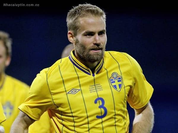 Olof Mellberg đã phạm lỗi nghiêm trọng và gây ra một pha phá bàn thắng lưới nhà