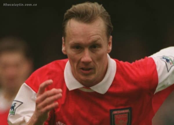 Lee Dixon đã có một pha phản lưới nhà đầy hối hận trong trận bóng năm 1991