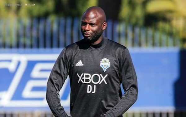 Djimi Traore đã mắc sai lầm trong xử lý bóng khiến trái bóng đi thẳng vào khung thành đội nhà