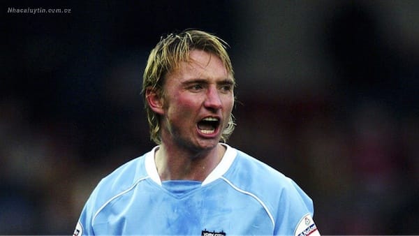 Chris Brass đã khiến toàn bộ SVĐ ngỡ ngàng vì pha đá phản lưới nhà của mình