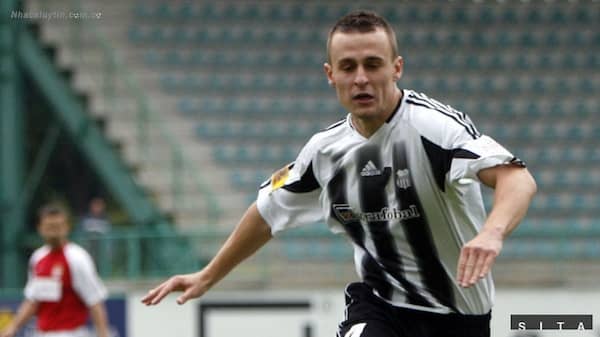 Pavol Durica phản lưới bóng khi đang cố gắng phòng ngự tại vùng cấm