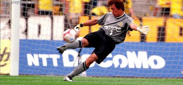 Thủ môn Nhật Bản Minami đã có một khoảnh khắc sâu sắc khi thực hiện pha ghi bàn vào cầu môn đội nhà