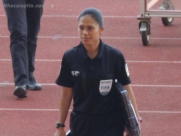 Trọng tài nữ quốc tế người Malaysia tên Tita Gina