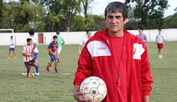 Ricardo Olivera đã tung cú đá về lưới đối phương khi trọng tài vừa bắt đầu trận đấu chưa đến 3 giây