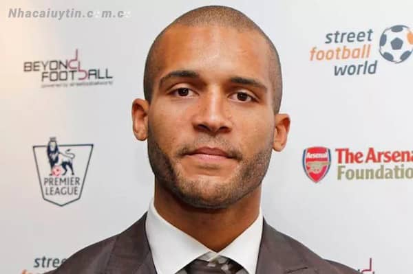 Clarke Carlisle cũng là cầu thủ sở hữu IQ cao lên đến 141