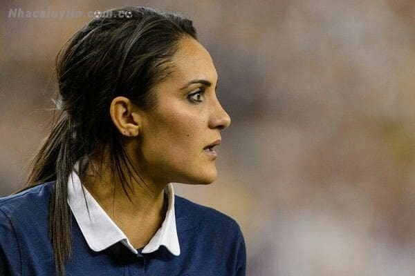 Nữ cầu thủ Louisa Necib sở hữu kỹ năng chơi bóng vô cùng điêu luyện