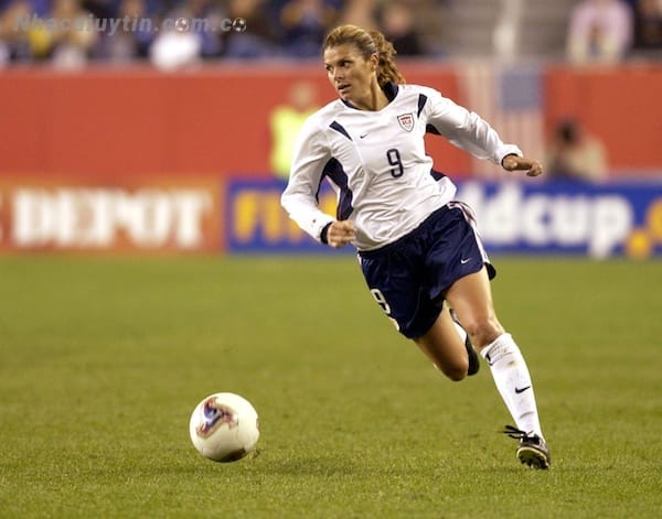Mia Hamm là cầu thủ nữ bóng đá xuất sắc trong làng túc cầu