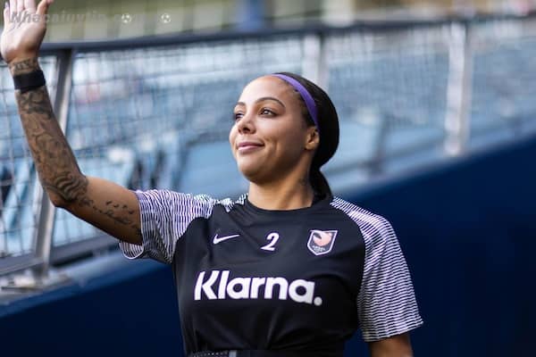 Nữ cầu thủ Sydney Leroux sở hữu vẻ bề ngoài săn chắc và quyến rũ