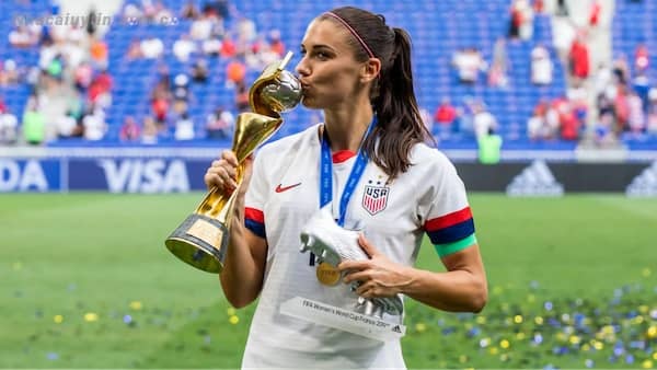 Cầu thủ Alex Morgan sở hữu nhan sắc lẫn tài năng với quả bóng tròn