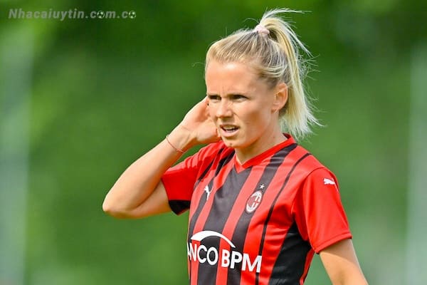 Julia Simic cũng là một trong những cầu thủ sở hữu nhan sắc tuyệt phẩm
